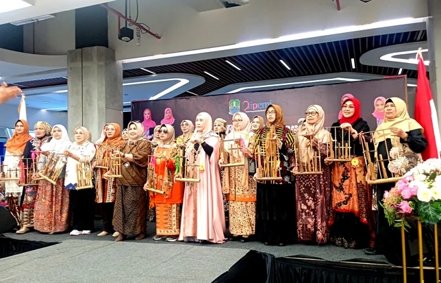 Tampilkan permainan Angklung para anggota IPEMI.